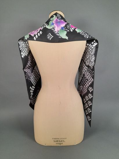 LEONARD.
Silk twill point scarf decorated...