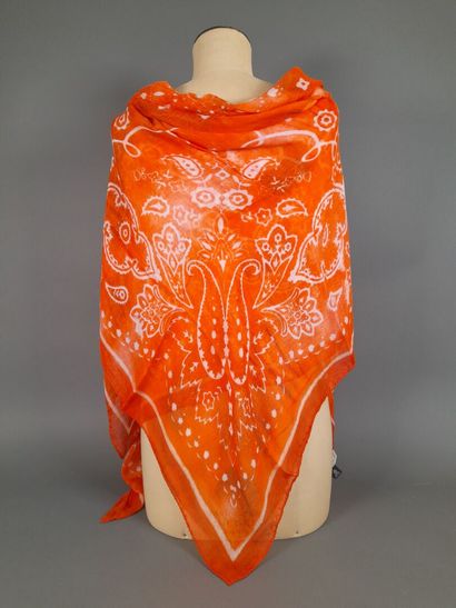 Lot including: 
- MASSIMO DUTTI.
Silk twill...