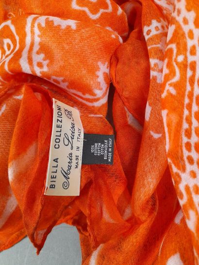 Lot including: 
- MASSIMO DUTTI.
Silk twill...