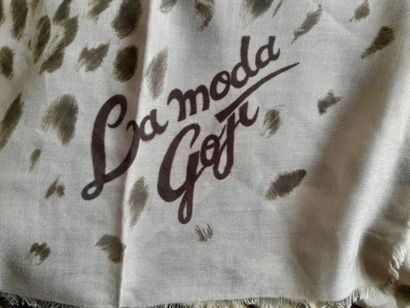 Lot including:
- Silk and cotton stole decorated...