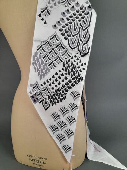 LEONARD.
Silk twill point scarf decorated...
