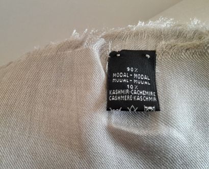 Lot including:
- Silk and cotton stole decorated...