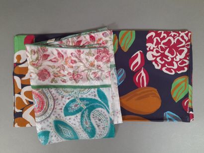 Lot including :
- Silk scarf with polychrome...