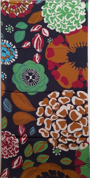 Lot including :
- Silk scarf with polychrome...