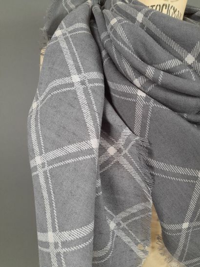 ELEVENTY.
Fringed wool and silk stole decorated...