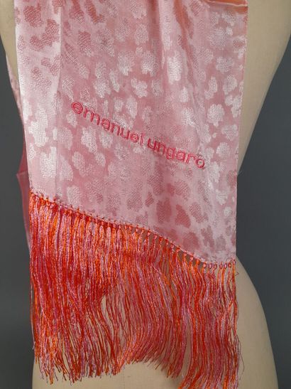 EMANUEL UNGARO.
Fringed scarf in shaped pink...