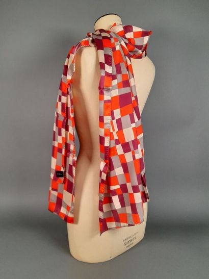 Lot including :
- Silk square decorated with...