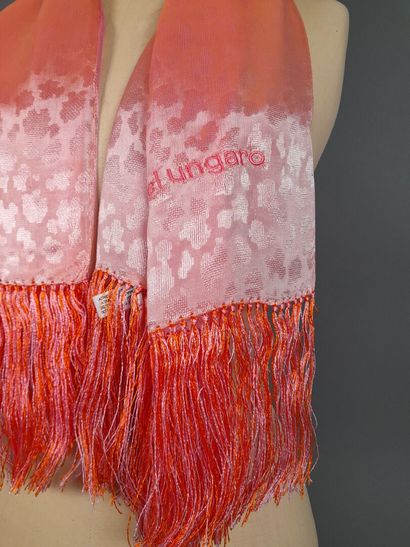 EMANUEL UNGARO.
Fringed scarf in shaped pink...