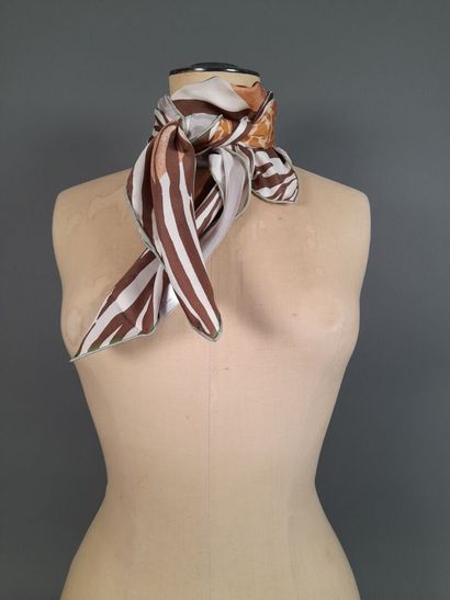 Lot including: 
- MASSIMO DUTTI.
Silk twill...
