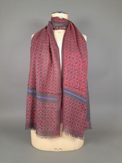 INES DE LA FRESSANGE, PARIS.
Fringed scarf...