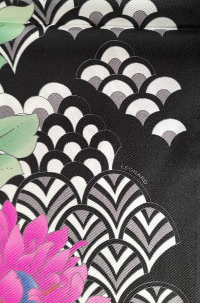 LEONARD.
Silk twill point scarf decorated...