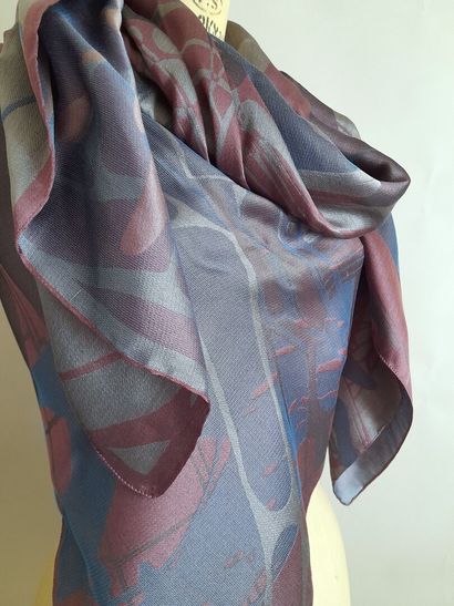 Lot including:
- Silk and cotton stole decorated...