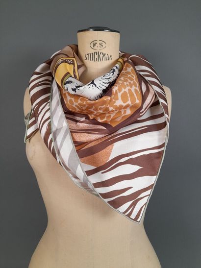 Lot including: 
- MASSIMO DUTTI.
Silk twill...