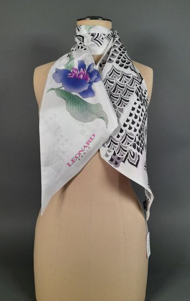 LEONARD.
Silk twill point scarf decorated...