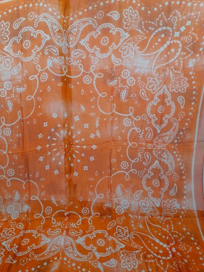 Lot including: 
- MASSIMO DUTTI.
Silk twill...