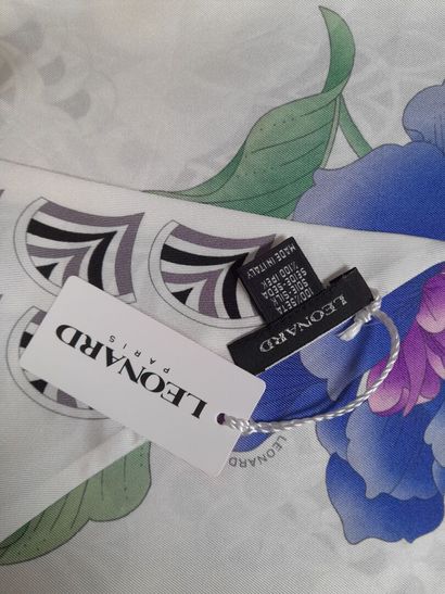 LEONARD.
Silk twill point scarf decorated...