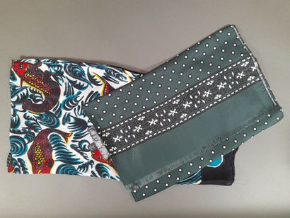 Lot including :
- Silk square with polychrome...