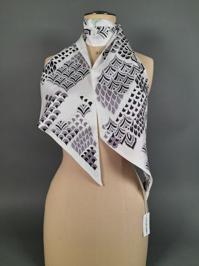 LEONARD.
Silk twill point scarf decorated...