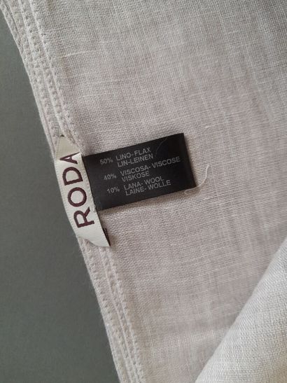 RODA.
Fringed scarf in linen, viscose and...