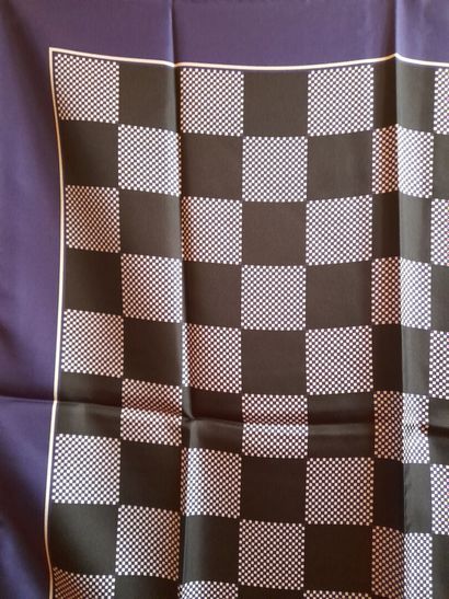 Lot including : 
- Silk square with checkerboard...