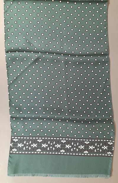 Lot including :
- Silk square with polychrome...
