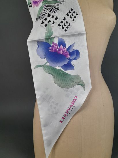 LEONARD.
Silk twill point scarf decorated...