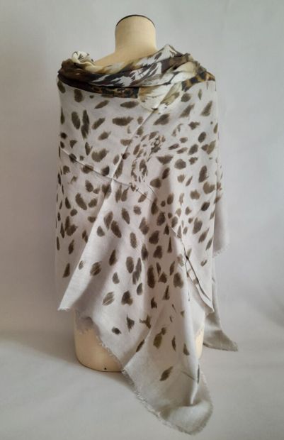 Lot including:
- Silk and cotton stole decorated...