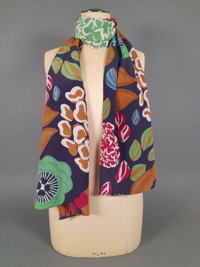 Lot including :
- Silk scarf with polychrome...