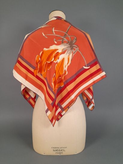 Lot including :
- Silk square decorated with...