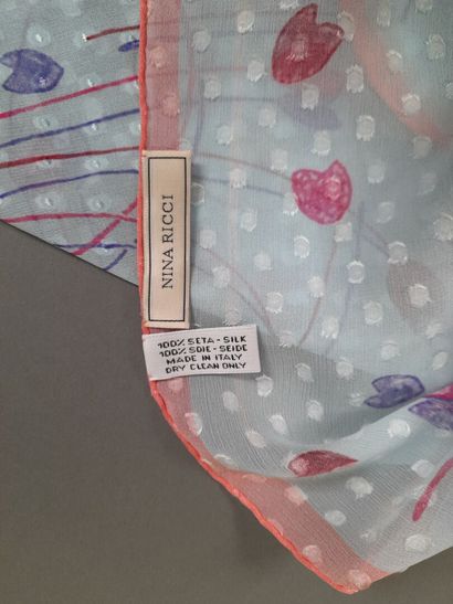 NINA RICCI.
Shaped silk square decorated...
