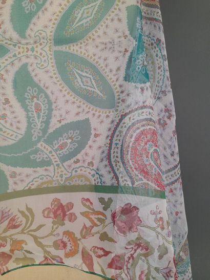 Lot including :
- Silk scarf with polychrome...