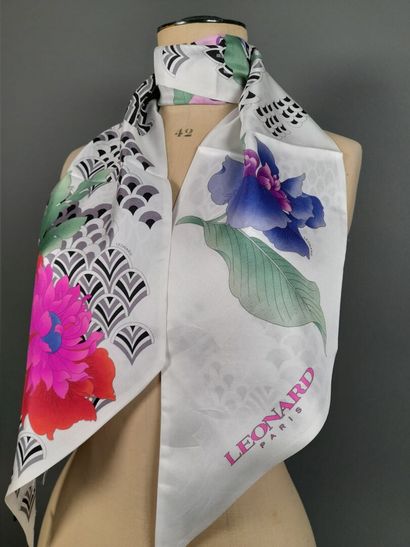 LEONARD.
Silk twill point scarf decorated...