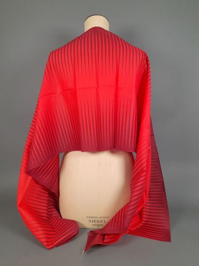 BALENCIAGA.
Cotton scarf with red and burgundy...