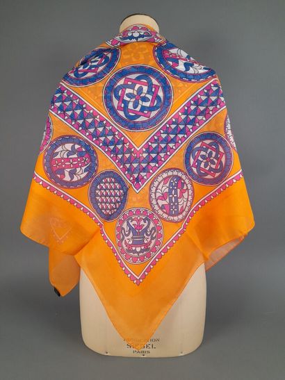 Lot including: 
- UTERQUE.
Cotton and silk...