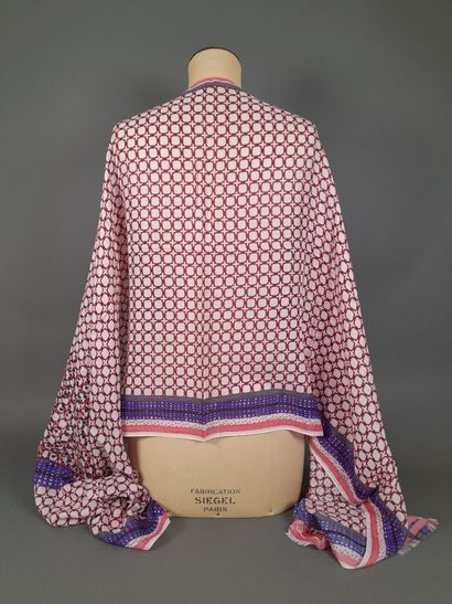 INES DE LA FRESSANGE, PARIS.
Fringed scarf...