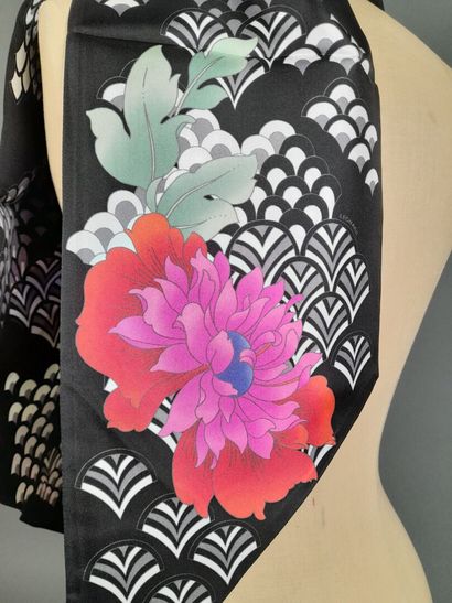 LEONARD.
Silk twill point scarf decorated...