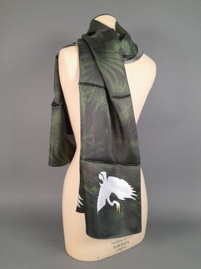 Lot including :
- Silk scarf decorated with...