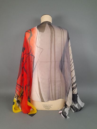 CHRISTIAN LACROIX.
Echarpe en mousseline...