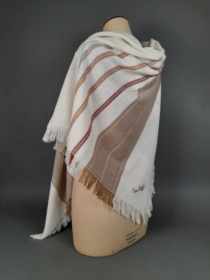 PIERRE CARDIN.
Châle frangé à décor de rayures...