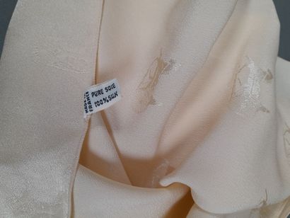 CELINE, PARIS.
Echarpe en satin de soie façonnée...