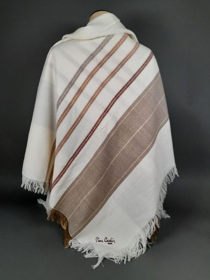 PIERRE CARDIN.
Châle frangé à décor de rayures...