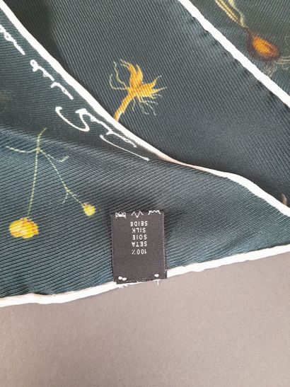OSCAR DE LA RENTA.
Pointe en twill de soie...