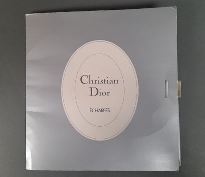 CHRISTIAN DIOR ECHARPES.
Echarpe frangée...