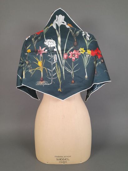 OSCAR DE LA RENTA.
Pointe en twill de soie...