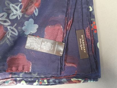 BURBERRY.
Carré en mousseline de soie et...