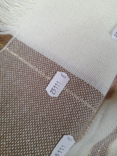 PIERRE CARDIN.
Châle frangé à décor de rayures...