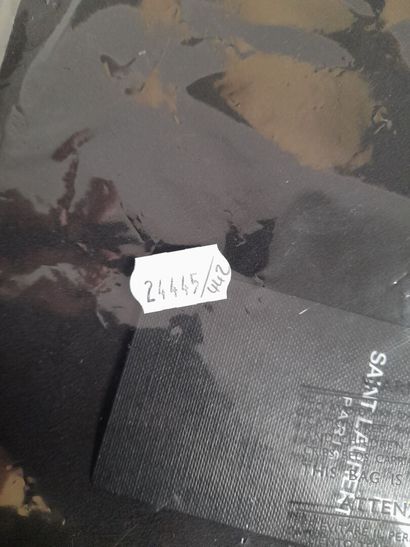 SAINT LAURENT, PARIS.
Echarpe en crêpe de...