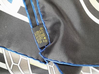 BULGARI.
Carré en twill de soie à décor de...