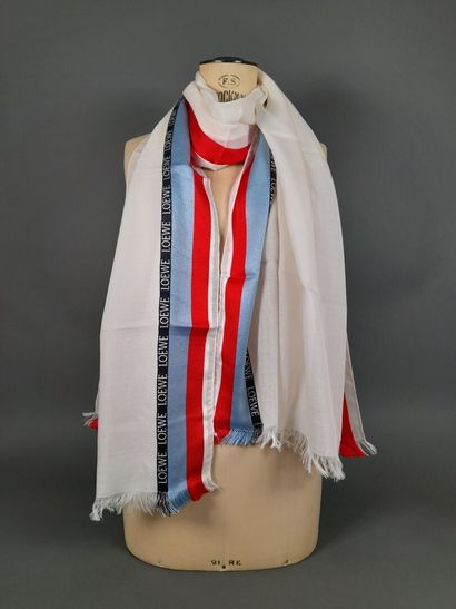 LOEWE.
Echarpe frangée en soie, laine et...