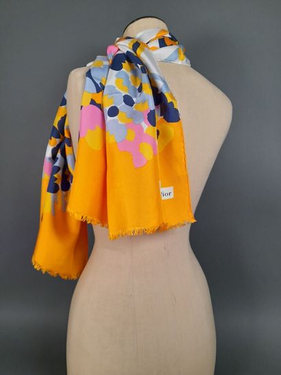 CHRISTIAN DIOR.
Echarpe frangée en twill...